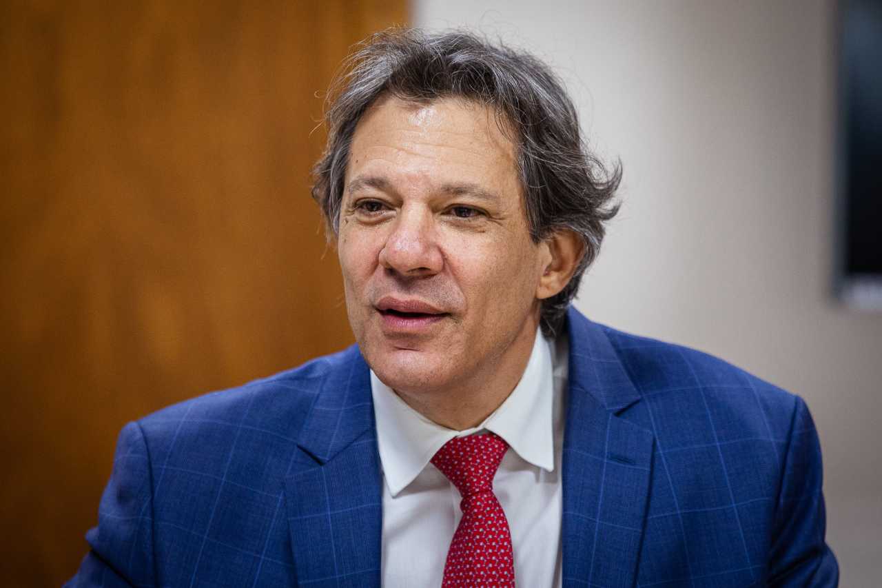 Mendonça dá 15 dias para Haddad responder denúncia de Flávio Bolsonaro.