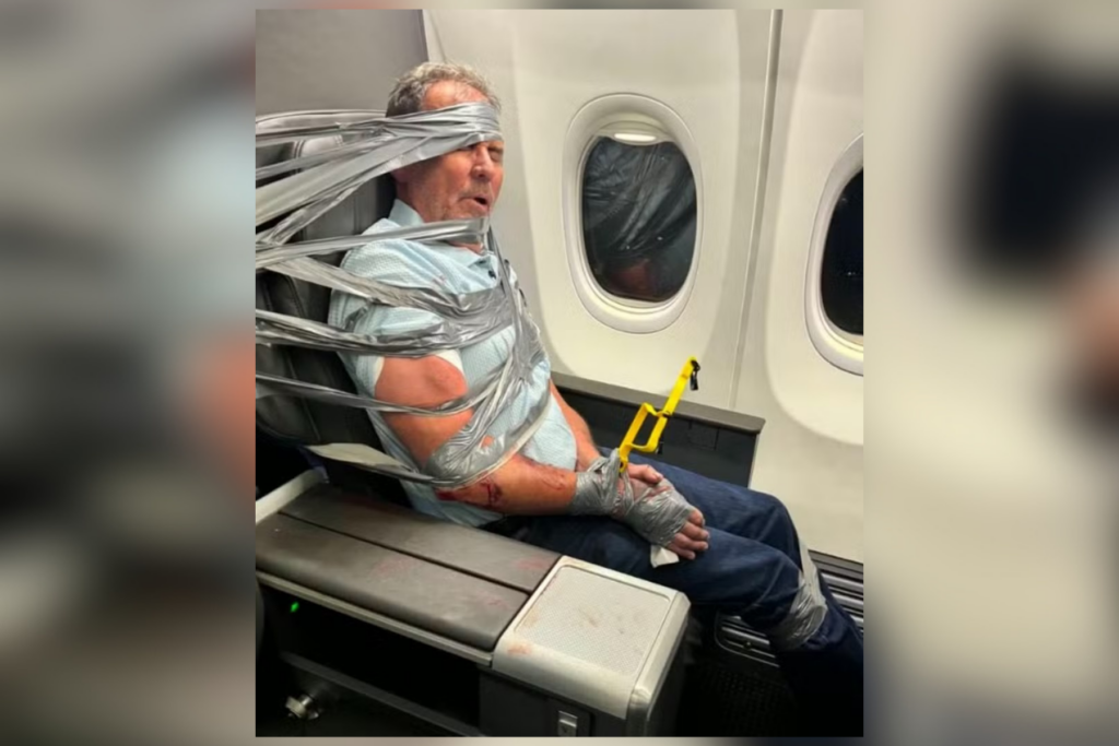 Passageiro é amarrado com fita após ataque racista em voo entre Dallas e Newark