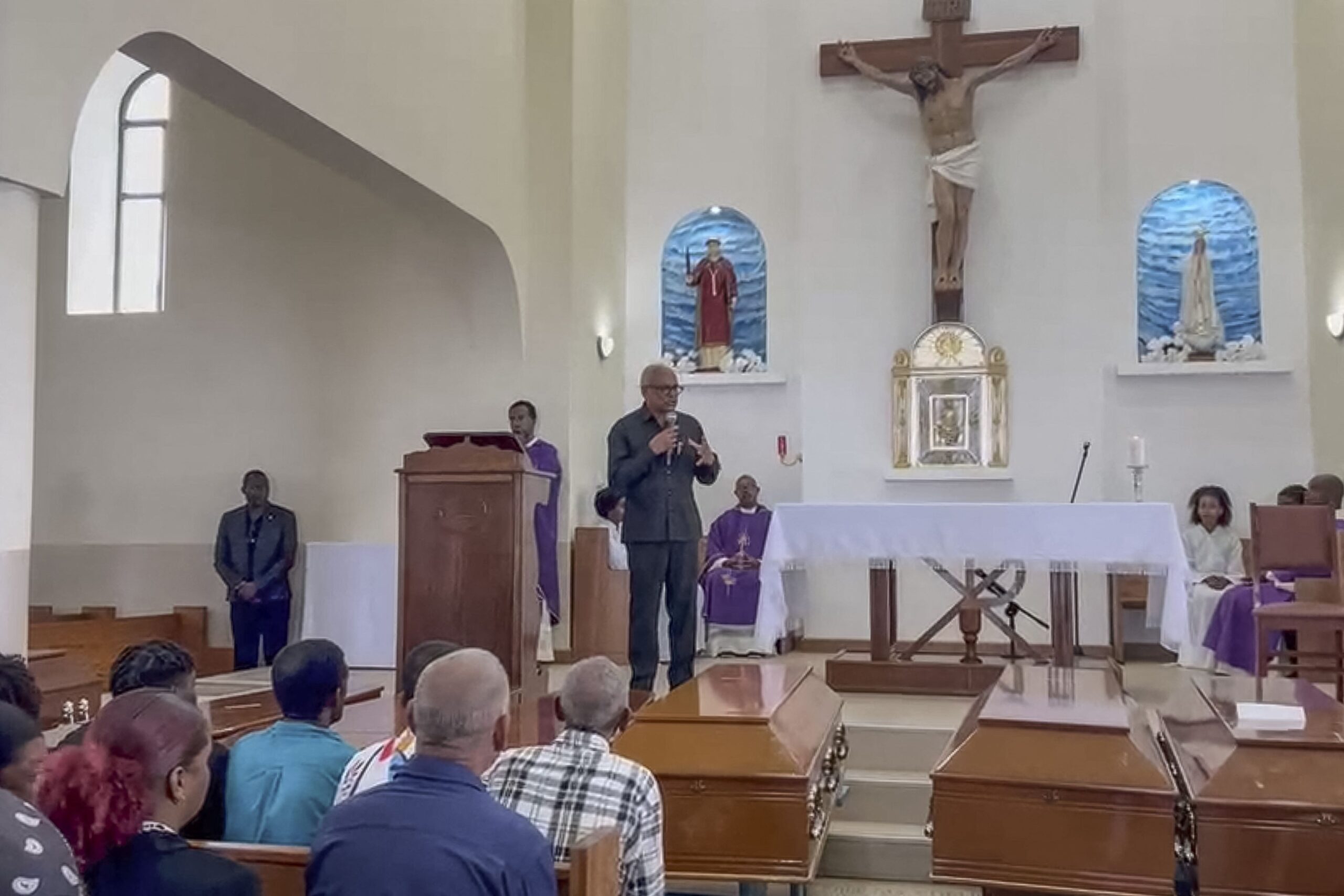 Fonte: presidente de Cabo Verde, José Maria Neves, durante o funeral de algumas das vítimas do acidente na Igreja de São Lourenço, na ilha do Fogo • AFPTV STRINGER/AFPTV/AFP