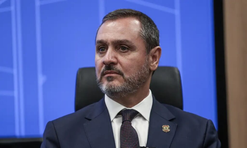 Andrei Rodrigues não limpa gavetas e espera voltar ao comando da PF