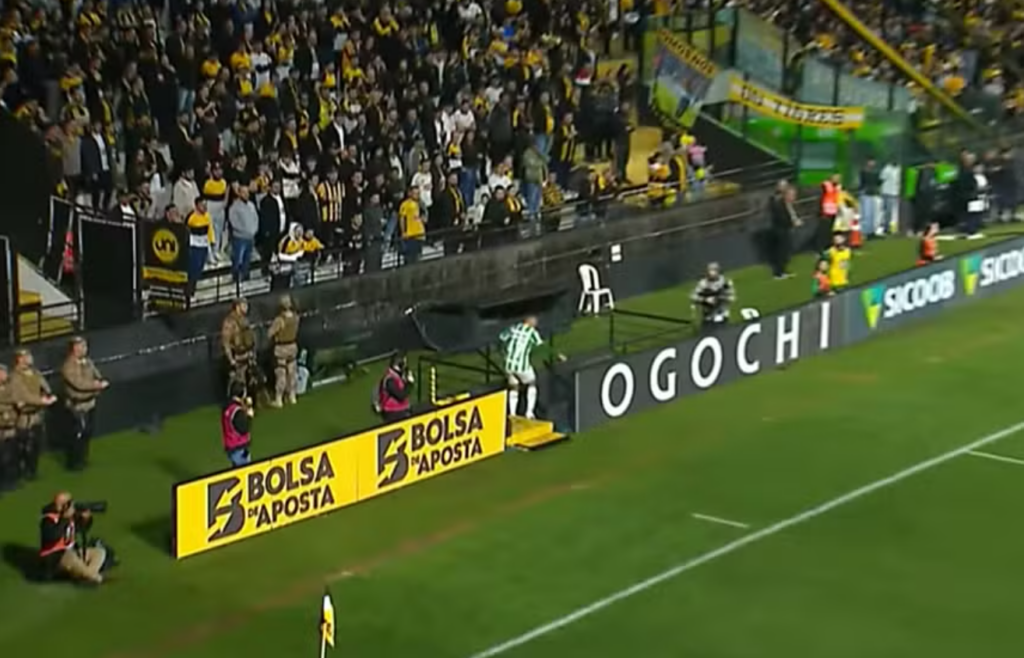 Zagueiro passa mal, vai ao banheiro durante jogo e decide pela liderança na Série B