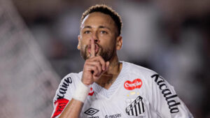 Neymar cobra jornalista em jogo do Santos: corneteiro do caralh*