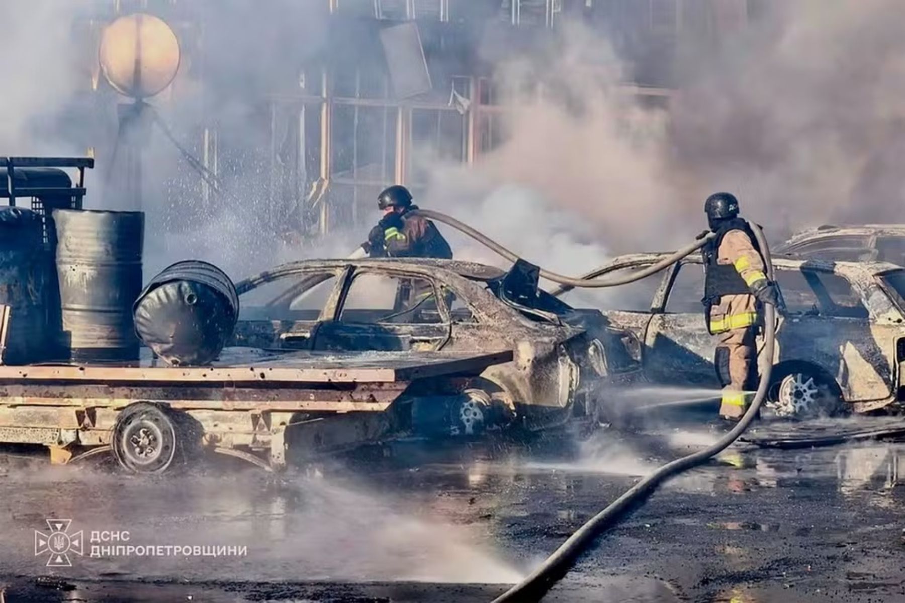 Fonte: Bombeiros trabalhando após shopping na Ucrânia ser atingido por bombardeio russo, em 10 de setembro de 2026 • Serviço de Emergência da Ucrânia via AFP