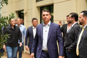 Dark Horse: Flávio reage a operação e fala em interferência política