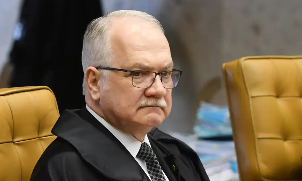 Fachin dá 24h para Mendonça abrir apurações sobre Banco Master