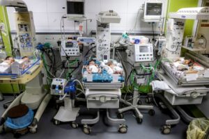 Bebês prematuros dividem incubadoras em Gaza durante colapso hospitalar