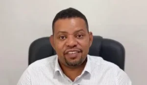 Medico com cinco vínculos e salários triplos leva sanção a prefeito baiano