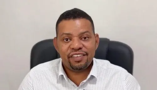 Medico com cinco vínculos e salários triplos leva sanção a prefeito baiano