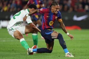 Ex-Vitória comete dois pênaltis em derrota do Racing Santander para o Barcelona